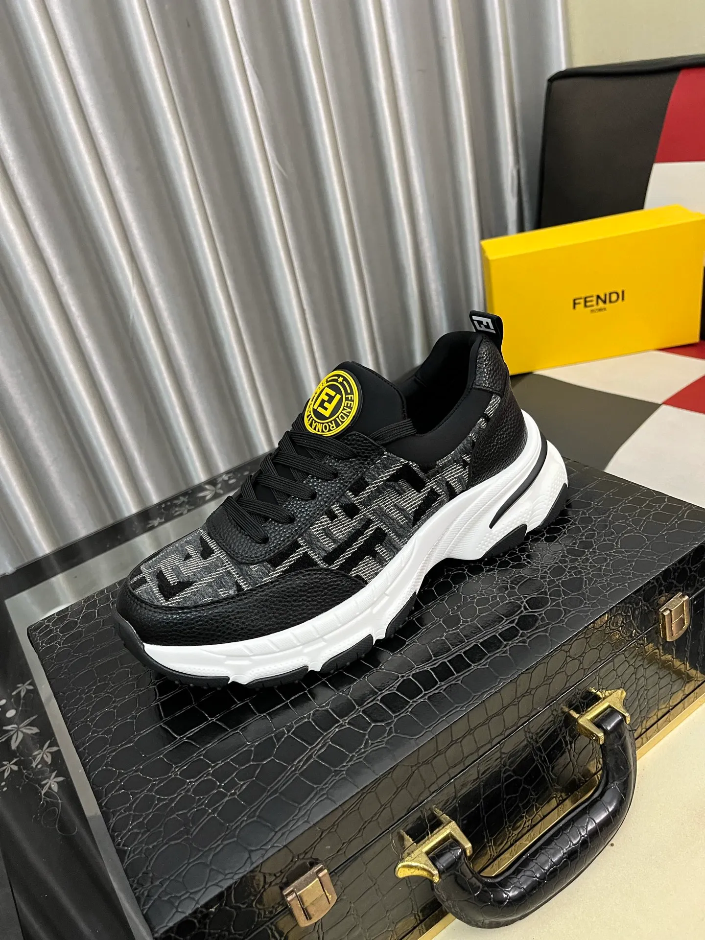 Men's Men's Shoes💰458⌚️⌚️[FENDI] Fendi's classic and comfortable men's, this sophisticated sneaker is made of soft calfskin➕genuine leather lining➕original ultra-light rubber material with rough outsole. This unique and light style suits the casual and sophisticated sensibility of this season. Size: 38-443️⃣Colors available